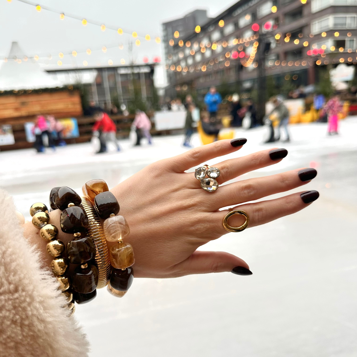 Set van 2 gouden armbanden en 2 kralenarmbanden. 