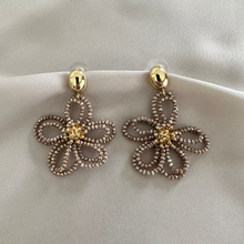 Afbeelding in Gallery-weergave laden, Earring Daisy - Taupe
