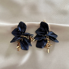 Afbeelding in Gallery-weergave laden, Earring Leaf - Midnight Blue
