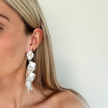 Afbeelding in Gallery-weergave laden, Earring Lies - Pearl
