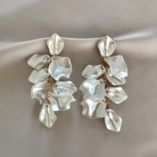 Afbeelding in Gallery-weergave laden, Earring Lies - Pearl
